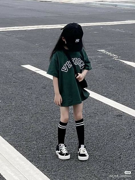 Tomboy Kids, Femme Style Outfits, Cute Y2k Outfits, Kids Street Style, Tomboy Femme, Ootd Korean Style, Boyish Style, Tomboy Outfits, Kids Fashion Clothes