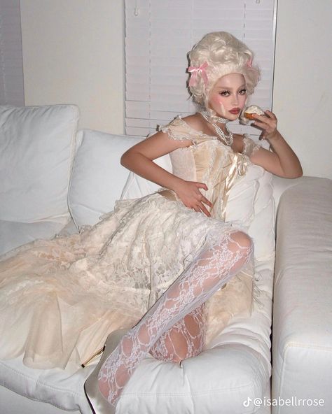 Marie Antoinette Costume Halloween, Marie Antoinette Aesthetic, Rococo Aesthetic, Marie Antoinette Party, Marie Antoinette Dresses, Marie Antoinette Costume, Antoinette Dress, Rococo Fashion, Costume Inspo