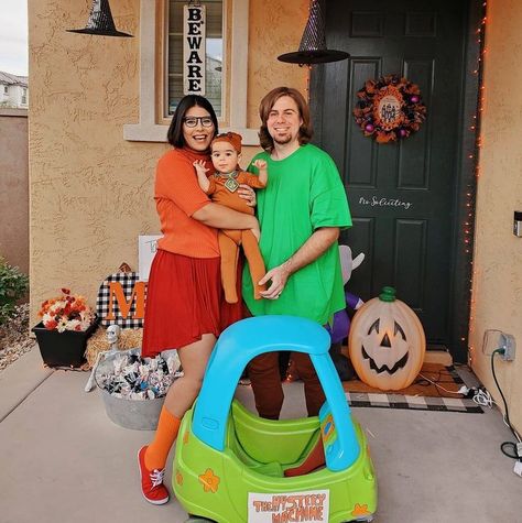 Scooby Doo Family Costume and DIY Mystery Van Machine, save for later! Easy Family Of 3 Costumes, Scooby Doo Van Costume, Scooby Family Halloween Costumes, Cartoon Family Costumes, Scooby Family Costume, Baby Scooby Doo Costume, Scooby Doo Family Costumes Halloween, Scooby Doo First Birthday, Scooby Doo Family Costumes