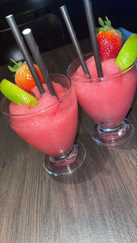 Club Drinks, Pretty Drinks Alcohol, Mixed Drinks Aesthetic, Mixed Drinks Alcoholic Aesthetic, Cute Alcoholic Drinks Aesthetic, Achole Drinks Aesthetic, Aesthetic Strawberry Daquiri, Alcholic Drink Aesthetic Pink, Fun Drink Recipe