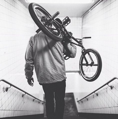 Bmx Photography, Bike Fixie, Bmx Street, Vintage Bmx Bikes, Skate Photos, Bicycle Mountain Bike, Bike Photography, Bmx Freestyle, New Bike