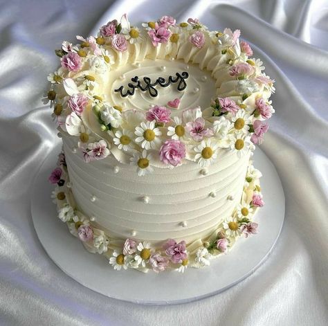 Floral Cake Designs, Purple Floral Cake, Floral Cake Ideas, Birthday Cake Decorating Ideas, Vintage Birthday Cakes, My Homies, Birthday Cake With Flowers, Sweet 16 Cakes, Mini Cakes Birthday