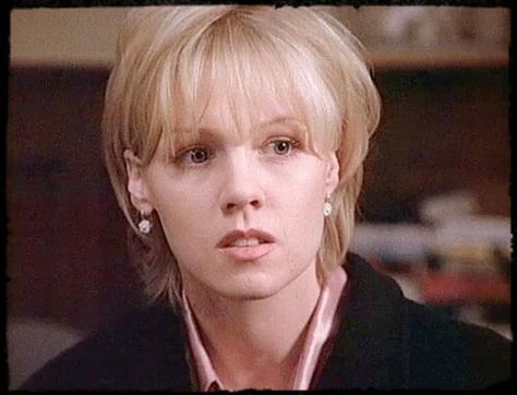 Jennie Garth, Kelly Taylor, Beverly Hills 90210, Short Hair Kelly Taylor Hair, Jenny Garth, Kelly Taylor, Portraits Female, Short Hair Back, Jennie Garth, Beverly Hills 90210, 1990s Fashion, 90s Vibes