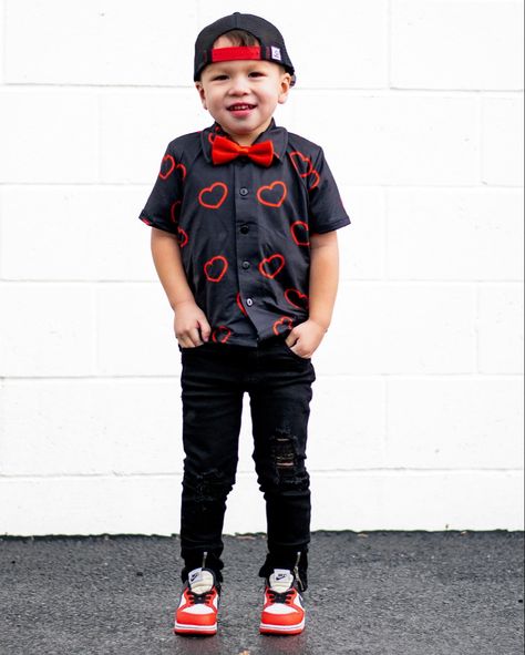 Toddler Boy Valentine Outfit, Toddler Boy Pictures, Toddler Valentine Outfits, Boys Valentines Outfit, Buns Braids, Hairstyle For Kids, Photoshoot Boy, Mini Wardrobe, Boys Valentines