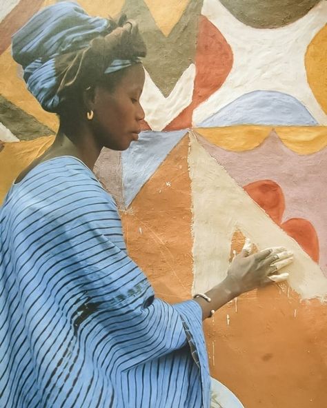 More life. Less rush. ✨⁠ ⁠ PC: Margaret Courtney Clarke via @girlgoneauthentic⁠ ⁠ [Image of a woman applying limestone paste to her house in Mauritiana.] Origami Tattoo, Afrikaanse Kunst, African Art Paintings, African Fashion Modern, African Pattern, Contemporary Fine Art, African Women, Geometric Patterns, African Art