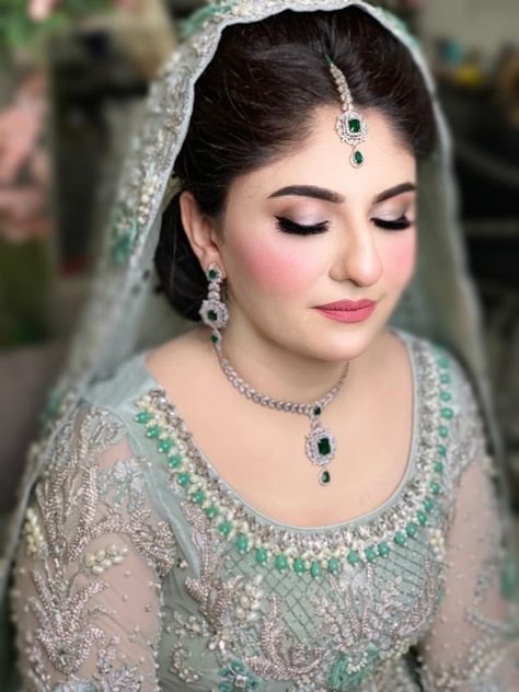 This beautiful walima bride left us awestruck with her beauty. We gave her shimmery eyes with liner , fresh pink cheeks and lips. Book your makeup slot today at @shoaibkhanmakeup studio at Y block DHA, phase 3, Lahore. WhatsApp 📱 0335-7864466 📞 0423 7199808 #YourChancetoShine . . #shoaibkhanmakeup #wakeupandmakeup #partymakeup #weddingmakeup Makeup On Green Lehenga, Walima Makeup Looks, Walima Jewellery, Walima Makeup, Desi Bridal Makeup, Blue Bridal Dress, Green Dress Makeup, Walima Bride, Mothers Makeup