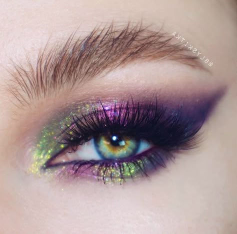 Purple Eye Makeup Green Eyes, Morphe X Pony Looks, Green And Purple Eyeshadow Looks, Multichrome Eyeshadow Looks, Multichrome Makeup, Purple And Green Makeup, Eye Makeup Bridal, Very Easy Makeup, Slapped In The Face