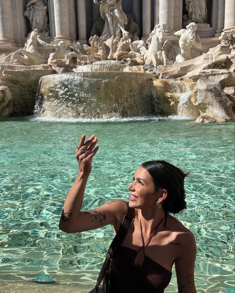 Trevi Fountain Photo Ideas, Fontana Di Trevi Photo Ideas, Trevi Fountain Pictures, Fountain Trevi, Italy Fountain, Rome Italy Aesthetic, Rome Trevi Fountain, Fountain In Rome, One Day In Paris