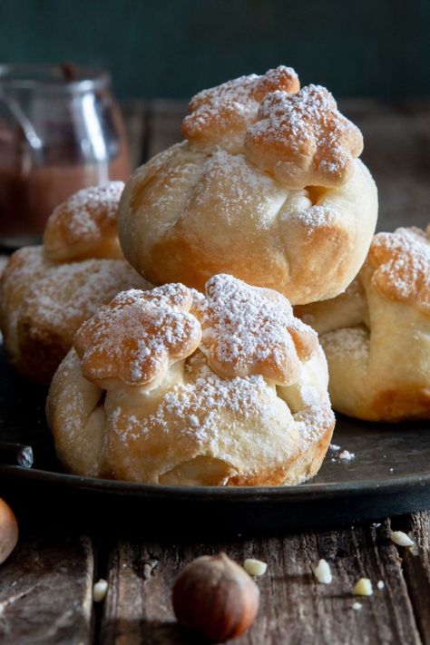 You really can't go wrong with Nutella filled puff pastry! Flaky, buttery and irresistible, Nutella puff pastry balls are easy to make with only a few ingredients! These chocolate hazelnut pastries are the perfect sweet treat for breakfast or dessert. Filled Puff Pastry, Napoleon Pastry, Puff Pastry Breakfast, Peach Puff Pastry, Pastry Twists, Nutella Puff Pastry, Easy Dessert Idea, Pastry Breakfast, Fast Easy Desserts