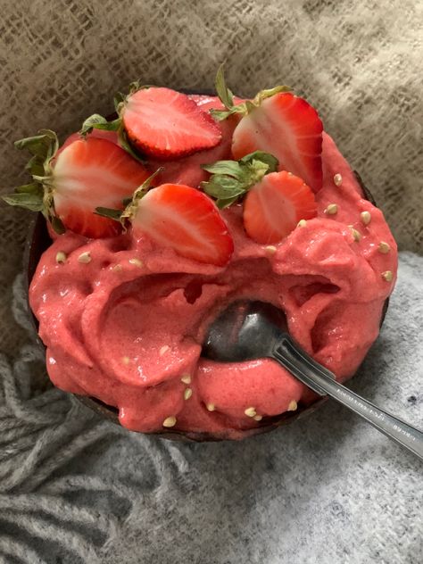 Essen Aesthetic, Acai Bowl Recipe Easy, Bowl Recipes Easy, Strawberry Bowl, Red Smoothie, Acai Bowls Recipe, Healthy Food Inspiration, Smoothie Bowls, Ig Feed