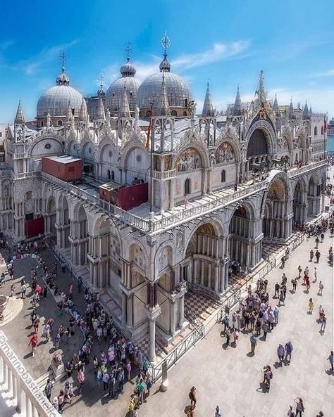 The majestic St. Mark’s Basilica in Venice, Italy. 🇮🇹⛪️🇮🇹 Le Vatican, Visit Venice, Rome Antique, Italy Map, Visit Italy, Elba, Venice Italy, Places Around The World, Wonderful Places