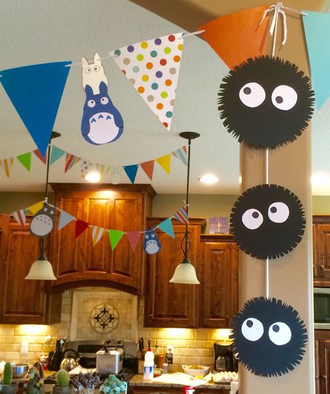 Totoro-themed indoor decorations made from scrapbook paper or poster board. Diy Anime Birthday Decorations, Ghibli Theme Birthday, Miyazaki Birthday Party, Anime Theme Party Decorations, Gibli Studio Party, Studio Ghibli Trunk Or Treat, Totoro Bday Party, Totoro Decorations Party, Totoro Birthday Party Ideas