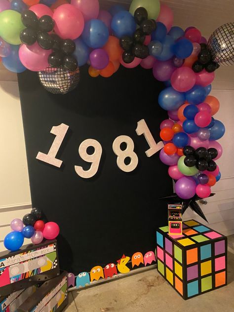 1980’s Selfie Station with Balloon Art Birthday Selfie, Selfie Station, Balloon Art, Selfies, Party Themes, Halloween Party, Party Ideas, Balloons, Spa