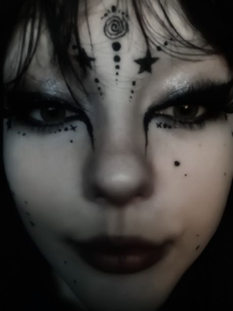 Goth Spotify Covers, Gothic Fairy Makeup, Brown Goth Makeup, Goth Liner, The Garden Makeup, Easy Goth Makeup, Traditional Goth Makeup, Gothic Clown Makeup, Gothic Makeup Ideas