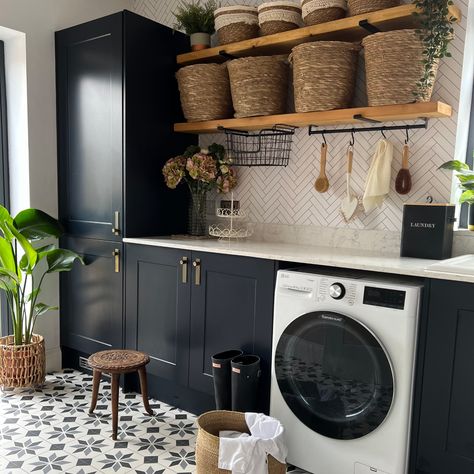 Small Utility Room Ideas Toilets, Utility Makeover, Utility Ideas, Small Utility Room, Utility Room Designs, Howdens Kitchens, Laundry Room Tile, White Laundry Rooms, Small Utility