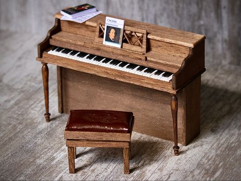 Old Doll Piano Notes, Miniature Desk Tutorial, Spinet Piano, Mini Piano, Miniature Instruments, Miniature Piano, Popsicle Stick Crafts House, Indian Room Decor, Doll Furniture Diy