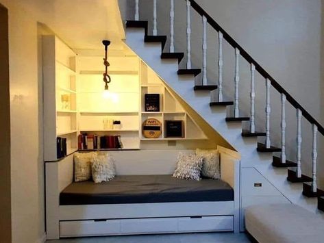 Space Under Stairs Living Room, Under Stairs Decoration, Under Stairs Decoration Ideas, Bookshelves Playroom, Cute Mc Builds, Staircase In Living Room, Under Stairs Ideas, Bed Under Stairs, Under Stairs Nook