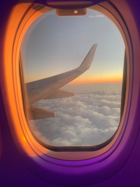 Sunset Plane Aesthetic, Plane Ride Aesthetic, Plane Ride Outfit, Plane Pics, Travel Advertising Design, Airplane Aesthetic, Plane Aesthetic, Dubai Trip, Plane Rides