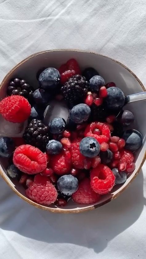 Bowls Of Fruit, Mountain Picnic, Bowl Of Berries, Tech Drawing, Berry Cereal, Bowl Of Fruit, Spring Fruit, Painting References, Raspberry Recipes