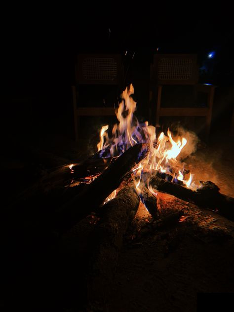 Ideas Pictures Instagram, Smore Bonfire Aesthetic, Bonfire And Smores Aesthetic, Aesthetic Bonfire Pictures, Smores Fire Aesthetic, Bonfire Aesthetic Video, Rauch Fotografie, Rain Photo, Fire Photography