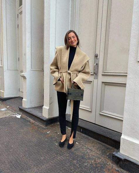 𝒟𝒶𝓃𝒾𝑒𝓁𝓁𝑒 𝐵𝑒𝓇𝓃𝓈𝓉𝑒𝒾𝓃 on Instagram: “Simple and chic OOTD • I literally never wear ballet flats anymore but can we bring them back?! This gives me uptown mom feels 🙃” Fall Flats Outfit, Brown Loafers Outfit Women, Ballet Flat Outfits, Black Ballet Flats Outfit, Flat Outfits, Chic Ballet Flats, Photographer Outfit, Leggings Outfit Winter, Ballet Flats Outfit