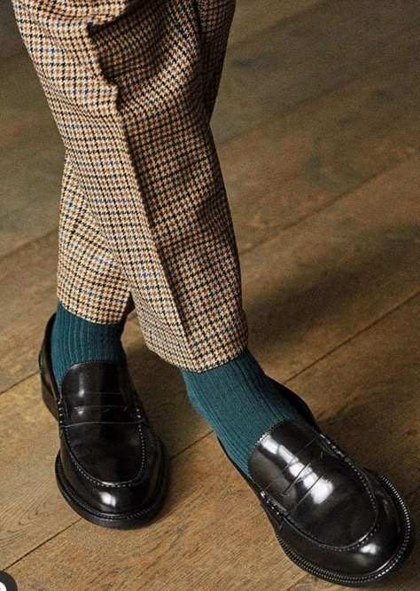 Royal Elite Series, Look 80s, Socks Outfit, Der Gentleman, Royal Elite, Maximalist Home, Lily Evans, Elite Series, Mens Outfit Inspiration