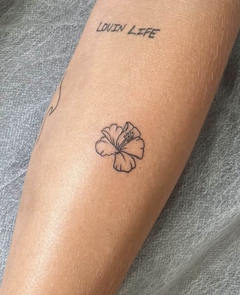 small beach tattoo idea Dainty Hawaii Tattoo, Coastal Flower Tattoos, Summery Tatoos, Dainty Elegant Tattoos, Fineline Beach Tattoo, Florida Keys Tattoo, Tattoo Ideas Female Beach Theme, Beach Rib Tattoo, Beach Flowers Tattoo