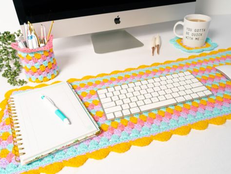 Crochet Classroom Decor Ideas, Crochet Desk Set Up, Crochet For Decoration, Crochet Desk Mat Pattern, Diy Home Decor Crochet, Crochet Bedroom Decor Free Pattern, Office Crochet Decor, Crochet For Office Desks, Crochet Office Desk Decor