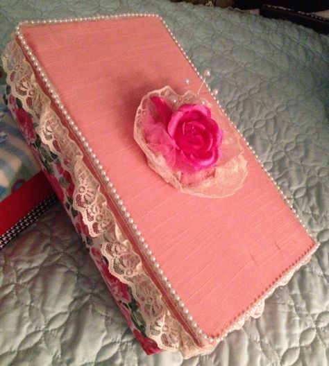 Decorated shoe box. Diy With Shoe Boxes, Decorated Shoe Boxes, Diy Shoe Box Ideas, Shoe Box Decorating Ideas, Shoe Box Ideas, Shoebox Design, Shoe Box Art, Shoebox Crafts, Shoe Box Diy