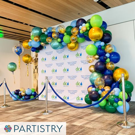 Anniversary Celebration Decorations, Casual Event Decor, Centerpiece For Corporate Event, Conference Balloon Decor, Corporate Decoration Ideas, Work Event Decor, Conference Table Decorations Ideas, Corporate Balloon Decorations, Cooperate Event Decoration