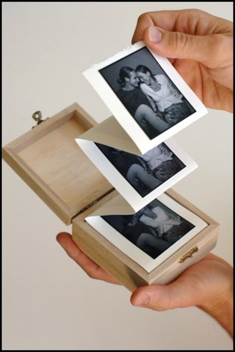 There are too many photos to store? It’s time for you to have some photo frames and store the old photos. Instead of buying the photo frames, you can make the frames by yourself following this post. You can add elements that you love to the photo frames and style the perfect photo gallery for[Read the Rest] Mini Albümler, Picture Boxes, בר מצווה, Cadeau Diy, Photo Box, Diy Picture, Photo Craft, Diy Projects To Try, Photo Displays