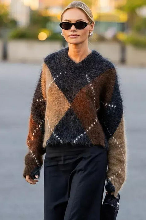 Read the full article via the link Argyle Outfit, Argyle Sweater Outfit, Layering Winter, Diamond Sweater, Knitwear Trends, Knitwear Inspiration, Spring 2025, Sweater Trends, Jane Birkin