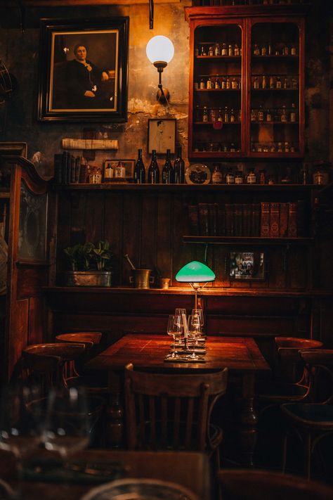 Vintage Bar Room, Speakeasy Decor Bar Interior Design, Restaurant Interior Lighting, Victorian Pub Interior, Bar Interior Design Vintage, 1920s Bar Aesthetic, Victorian Bar Design, Speakeasy Interior, Old Fashioned Bar Design