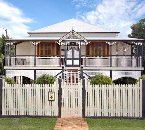 Queenslander Homes Exterior, Vintage Industrial Interior Design, Modern Queenslander, Australian Farmhouse, Queenslander Homes, Ipswich Qld, Queenslander Renovation, Queenslander House, Weatherboard House