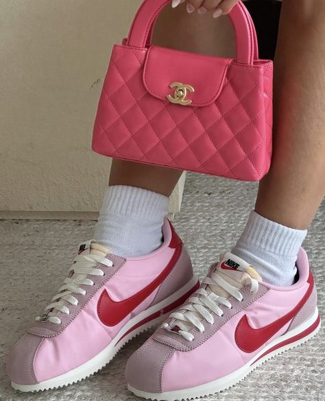 Nike Cortez Outfit, Cortez Sneakers, Red Rosa, Sneakers Trendy, Woman Sneakers, Outfit Inspiration Women, Chanel Sneakers, Pink Chanel, Nike Free Runs