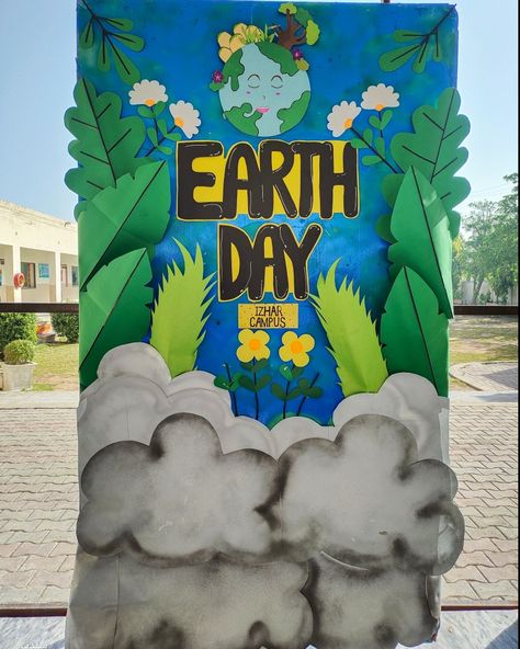 Soft board /paper art Earth Day Decoration In School, Assembly Ideas, Soft Board Decoration, Earth School, Earth Activities, Soft Board, Earth Projects, Paper Work, Door Decorations Classroom