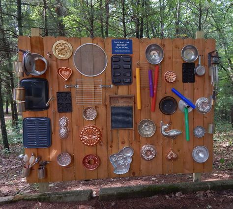 Recycled and repurposed pots, pans and music makers fill a cedar fence panel to create a musical, sensory experience for visually impaired youth. Outdoor Sensory Wall, Outdoor Fence Ideas, Kid Garden, Eyfs Outdoor, Musical Wall, Houses Minecraft, Outdoor Fence, Alka Seltzer, Homemade Instruments