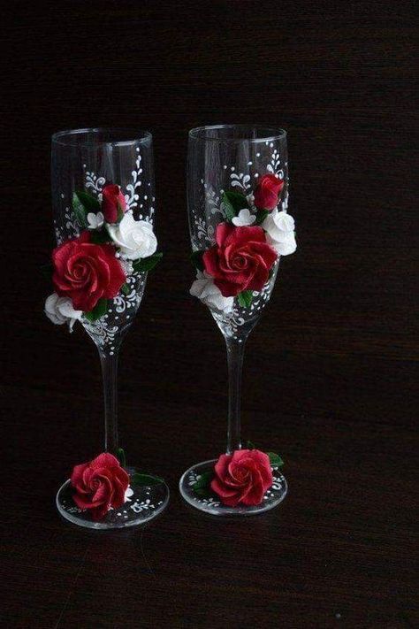 Red Quince, Bride And Groom Glasses, Red Wedding Theme, Diy Wine Glasses, Wedding Wine Glasses, Wedding Champagne Glasses, Decorated Wine Glasses, Wine Glass Crafts, Wine Glass Art