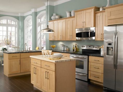 8 Most Excellent Kitchen Paint Colors with Maple Cabinets Combinations You Must Know Light Oak Cabinets, Light Wood Kitchens, Maple Kitchen Cabinets, Light Wood Cabinets, Maple Kitchen, Wood Floor Kitchen, Oak Kitchen Cabinets, Maple Cabinets, Kitchen Wall Colors