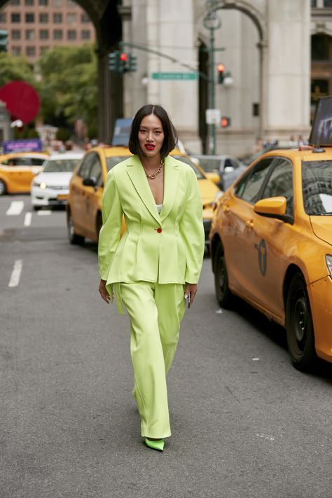 Lime Green Fashion, Fashion Week Spring 2020, New York Street Style, Nyfw Street Style, Spring Fashion Trends, Spring Street Style, Fashion Business, Street Style Inspiration, Fashion Week Street Style