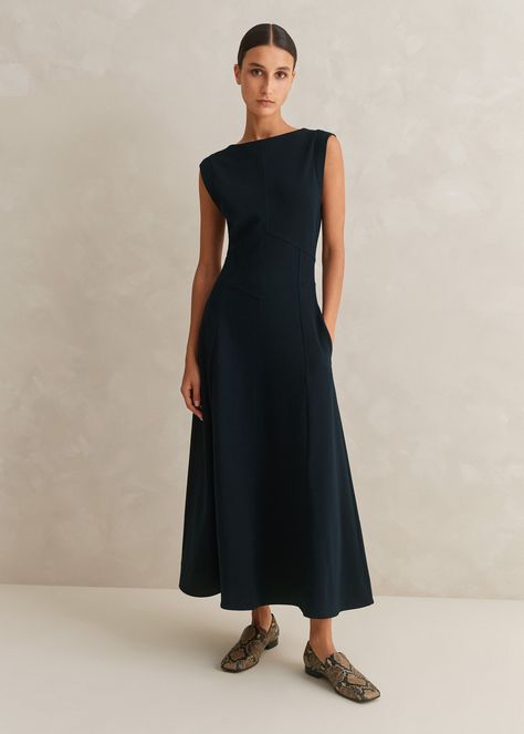 Effortlessly elegant, ME+EM's Navy Travel Tailoring Boat Neck Midi Dress falls to a flattering fit-and-flare silhouette for guaranteed AM-PM polish. Shop now. Navy Blue Dress Outfit, Boat Neck Midi Dress, Ladies Coat Design, Chic Evening Dress, Midi Dress Fall, Designer Midi Dresses, Boat Neck Dress, Ponte Dress, Minimalist Dresses