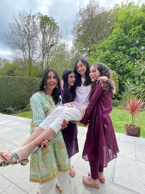 4 Girls Photoposes Ideas, Poses In Kurta Women Aesthetic, Indian College Life Aesthetic, Friends Aesthetic Indian, Indian Best Friends Pics, Diwali Aesthetic, Group Picture Poses, Desi Vibes, Long Shirt Women