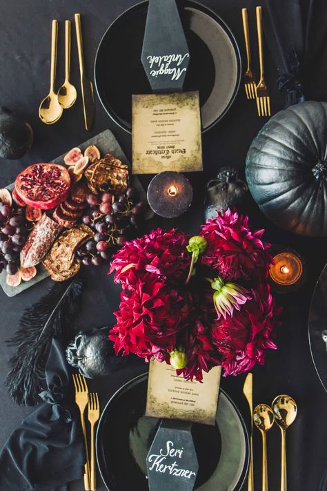 Gothic Dinner Party, Gothic Dinner, Spooky Dinner, Halloween Table Settings, Dinner Party Table Settings, Classy Halloween, Halloween Tablescape, Witch Party, Halloween Party Dinner