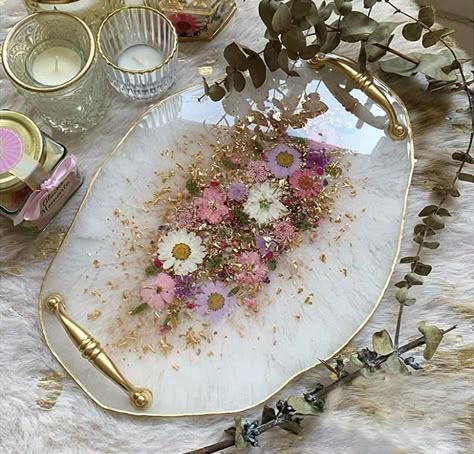 Resin Art Table Top Diy, Floral Resin Tray, Flower Resin Tray, Diy Resin Tray, Seni Resin, Resin Candle, Desain Quilling, Resin Crafts Tutorial, Diy Resin Projects