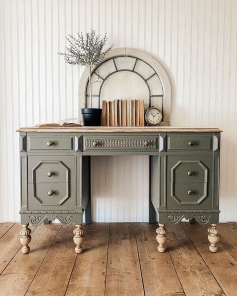 Upcycling Desk Ideas, Refurbished Antique Vanity, Upcycled Antique Desk, Desk Entryway Ideas, Diy Antique Desk Makeover, Painted Antique Bedroom Furniture, Old Desk Makeover Diy Paint, Antique Furniture Flip, Wooden Desk Refurbished