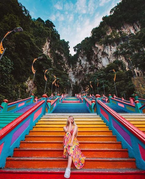 She is Not Lost 🌎 sur Instagram : 🌏 @yobaemaya is Not Lost 🌏 in Kuala Lumpur, Malaysia #sheisnotlost Kuala Lampur, Kuala Lumpur Travel, Malaysia Travel Guide, Kl Malaysia, Petronas Towers, Batu Caves, Colorful Places, Malaysia Travel, Putrajaya