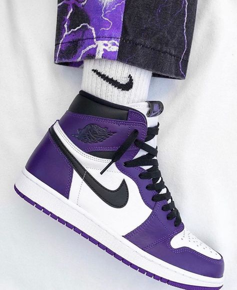 Postuzapas (@postuzapas) posted on Instagram: “¡Nuevas! Nike Air Jordan 1 moradas✨ Ya disponibles por 69.95€ en PostuZapas.com | Envíos gratuitos a todo el mundo solo en esta cuarentena,…” • Apr 15, 2020 at 7:57pm UTC Dark Purple Nike Shoes, Nike Jordan Air 1 Purple, Nike Purple Shoes, Purple Shoes Outfit Sneakers, Nike Jordan Purple, Purple Jordan 1s, Nike Shoes Purple, Tenis Air Jordan, Tenis Nike Jordan