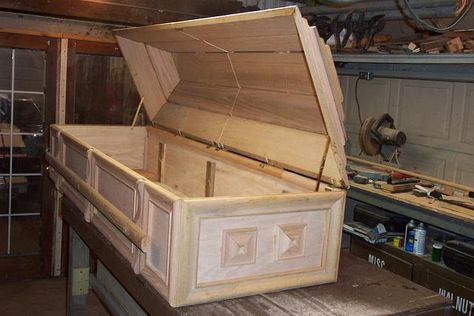 Coffin Decor, Wood Casket, Pet Caskets, Cremation Boxes, Wooden Crafts Diy, Wooden Urn, Wood Joinery, Woodworking Project, House On A Hill