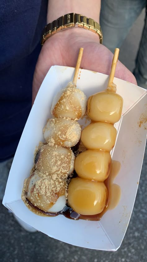 Japanese Food Lunch, Japan Food Snacks, Japanese Festival Food, Dango Food, Dango Aesthetic, Japanese Food Asethic, Aesthetic Japanese Foods, Japan Snacks Aesthetic, Japanese Food Restaurant Aesthetic