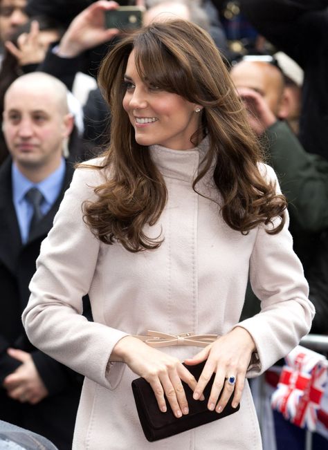 Kate Middleton Hair Conspiracy | Kate Middleton has embraced bangs in her golden blonde balayage in loose curls #hair #celeb #color Principe William Y Kate, Düşes Kate, Looks Kate Middleton, Kate Middleton Hair, Kate Middleton Outfits, Wales Family, Princess Kate Middleton, Catherine Elizabeth Middleton, Middleton Style